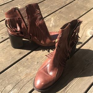 Old gringo 10/5 brown block heal, with fringe details real leather heals.🤠✨⭐️